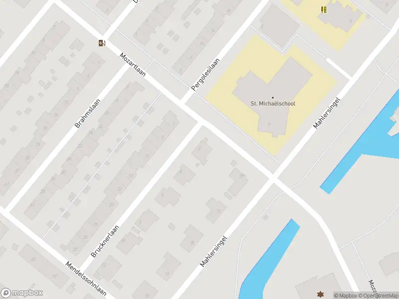 Ambulance met grote spoed naar de Brucknerlaan in Rotterdam