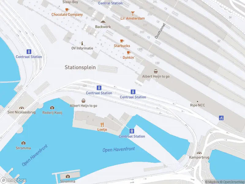 Ambulance met gepaste spoed naar de Stationsplein in Amsterdam