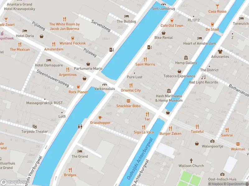Ambulance met grote spoed naar de Oude Doelenstraat in Amsterdam