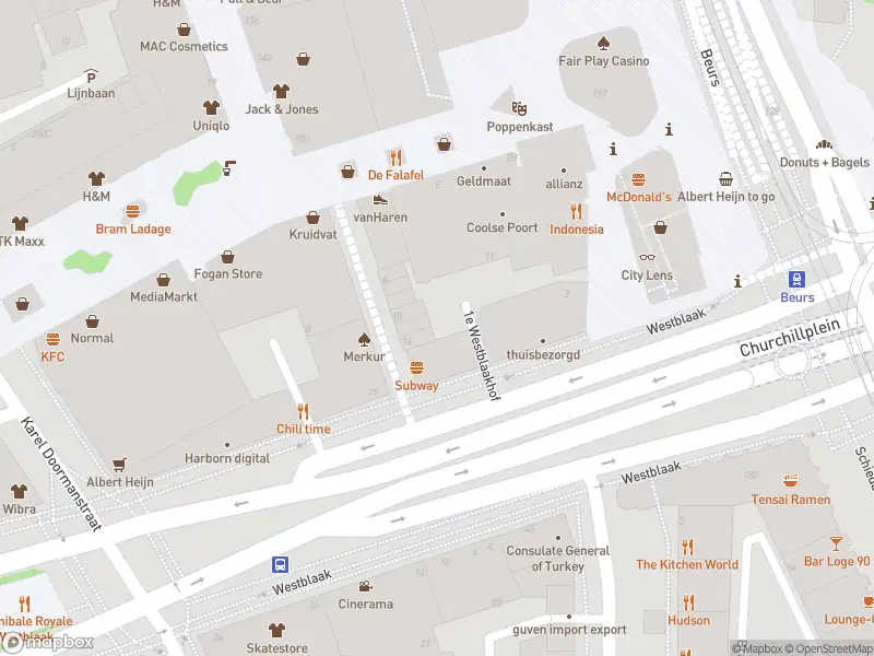 Ambulance met grote spoed naar de 1e Westblaakhof in Rotterdam