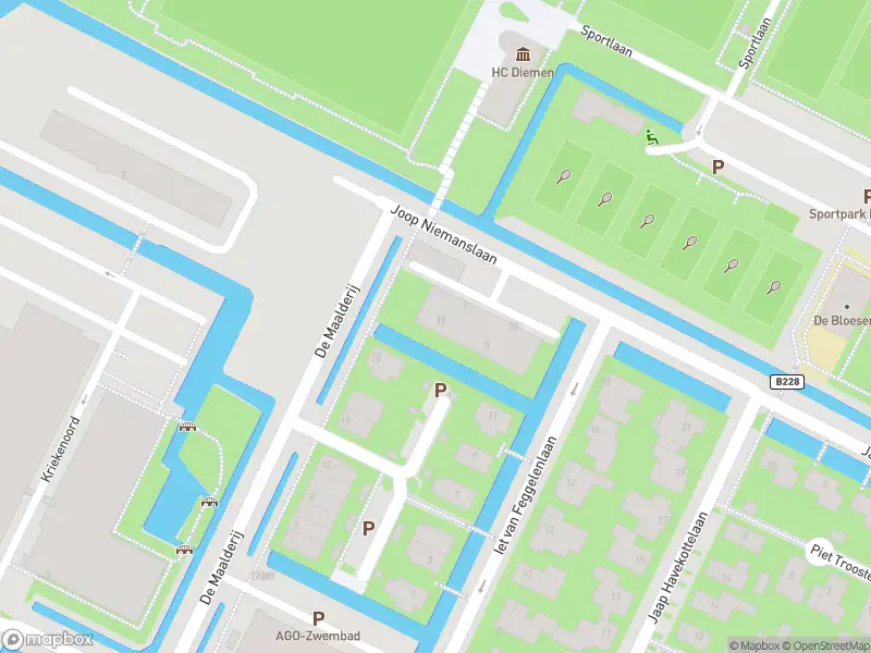 Ambulance met grote spoed naar de Joop Niemanslaan in Diemen