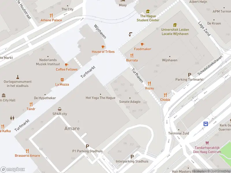 Ambulance met grote spoed naar de Fluwelen Burgwal in 's-Gravenhage