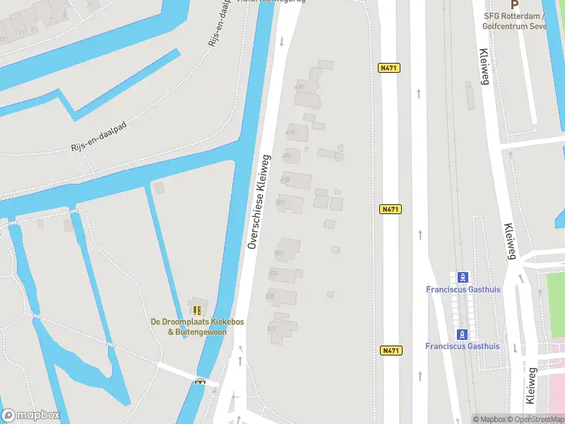 Ambulance met grote spoed naar de Overschiese Kleiweg in Rotterdam