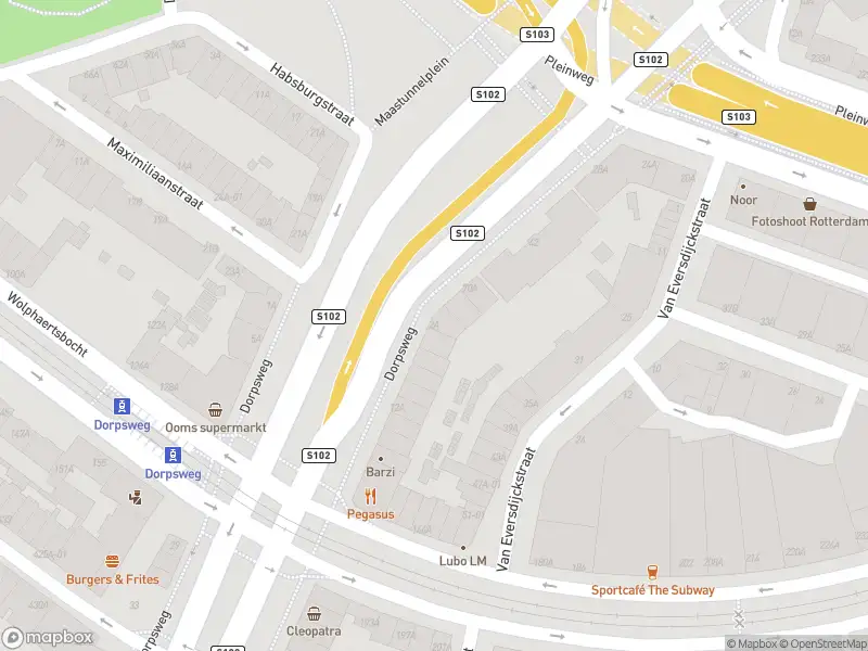 Ambulance met gepaste spoed naar de Dorpsweg in Rotterdam