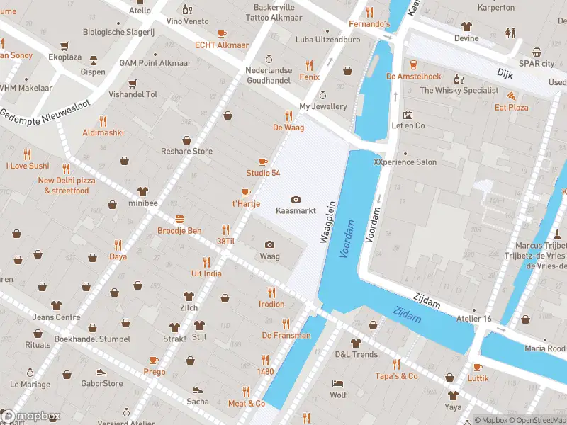 Ambulance met gepaste spoed naar de Waagplein in Alkmaar