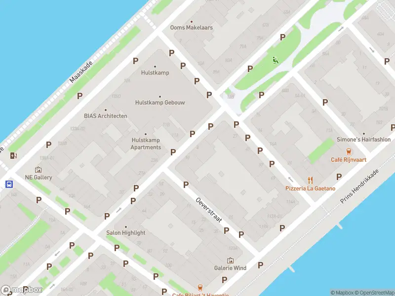 Ambulance met gepaste spoed naar de Burgemeester Hoffmanstraat in Rotterdam