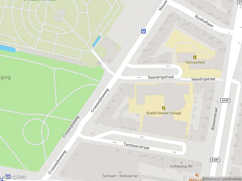 Ambulance met grote spoed naar de Crooswijkseweg in Rotterdam