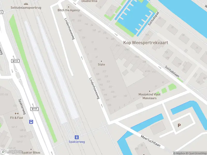 Ambulance met grote spoed naar de Lindenhoeveweg in Amsterdam