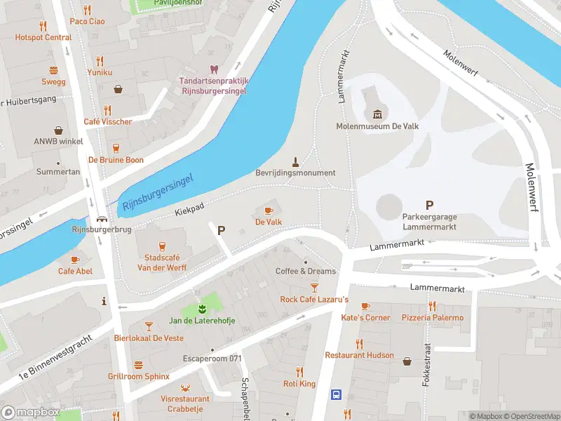 Ambulance met grote spoed naar de 2e Binnenvestgracht in Leiden