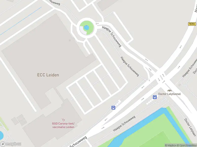 Ambulance met grote spoed naar de Haagse Schouwweg in Leiden