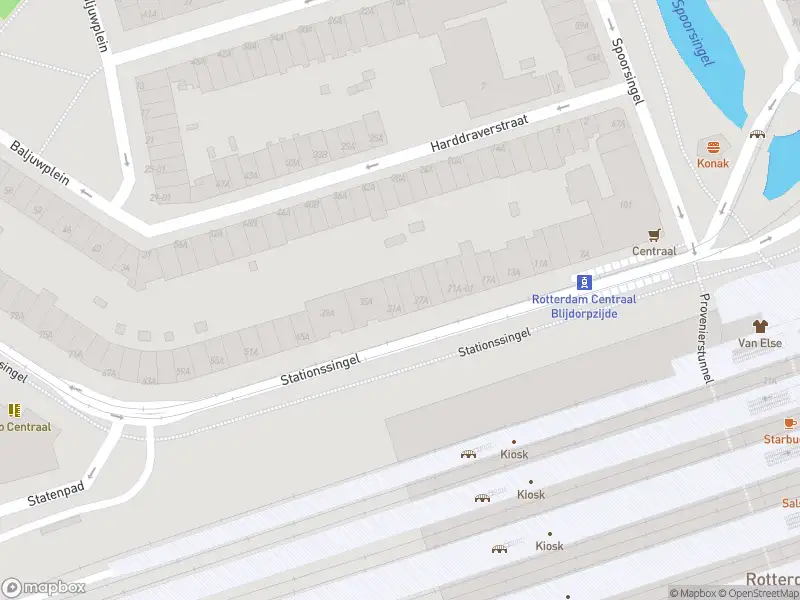 Ambulance met gepaste spoed naar de Stationssingel in Rotterdam
