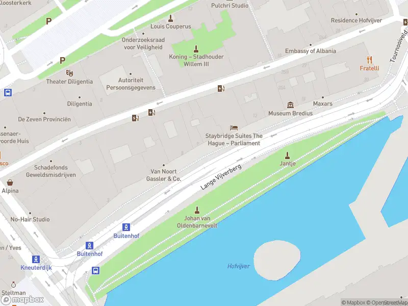 Ambulance met grote spoed naar de Lange Vijverberg in 's-Gravenhage