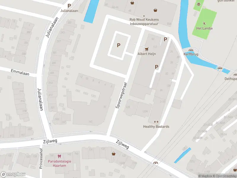 Ambulance met grote spoed naar de Spoorwegstraat in Haarlem