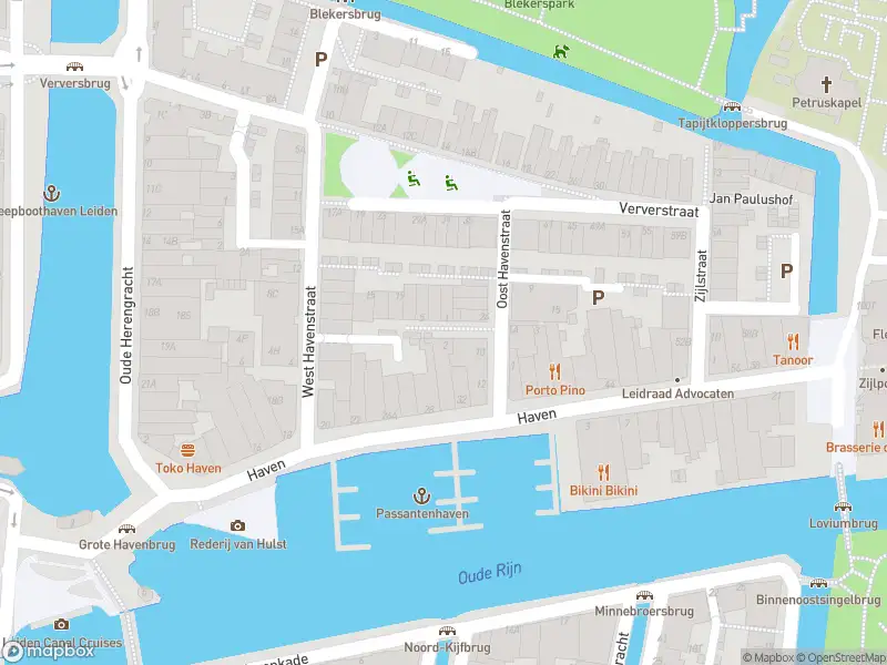 Ambulance met gepaste spoed naar de Dwars Havenstraat in Leiden