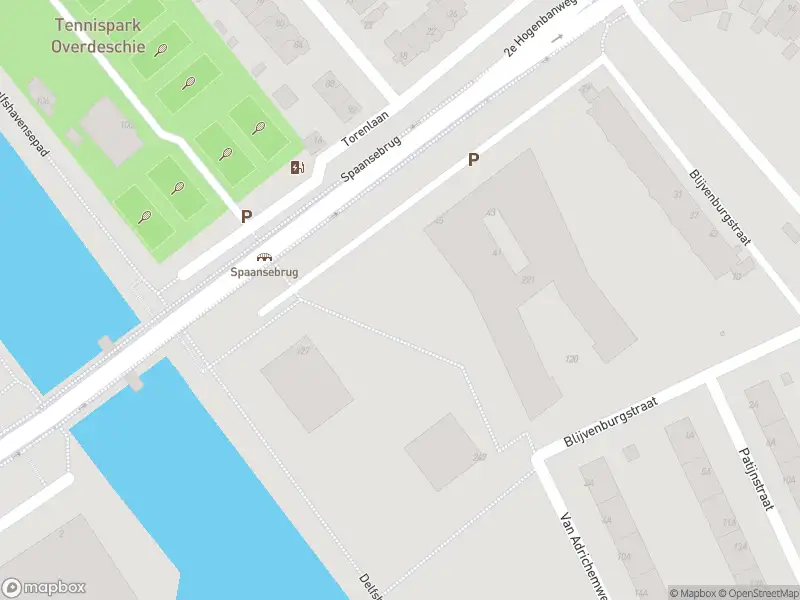 Ambulance met gepaste spoed naar de Dyxmanstraat in Rotterdam vanwege stormschade