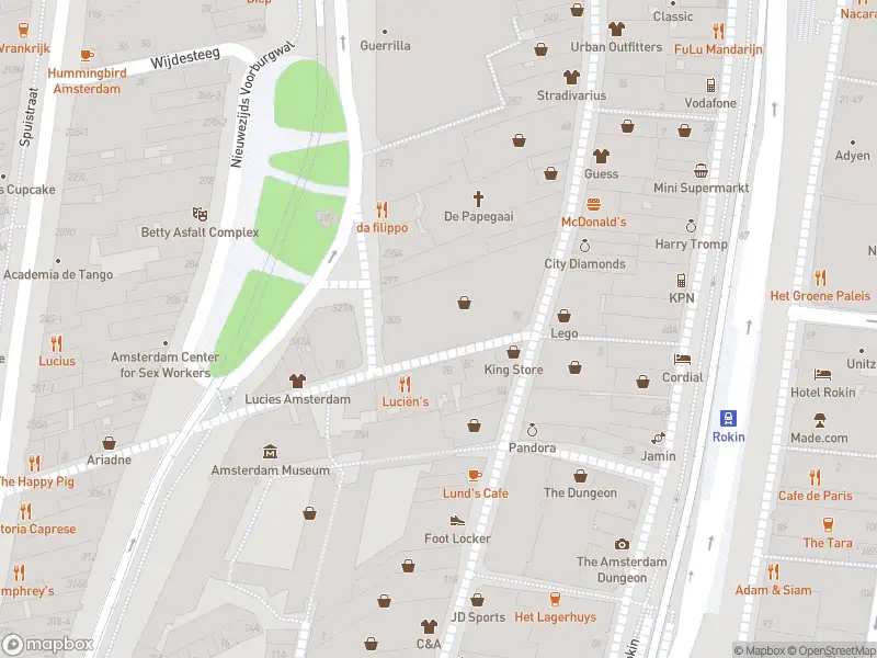 Ambulance met gepaste spoed naar de Begijnhof in Amsterdam