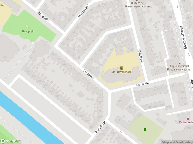 Ambulance met grote spoed naar de Reggestraat in Haarlem