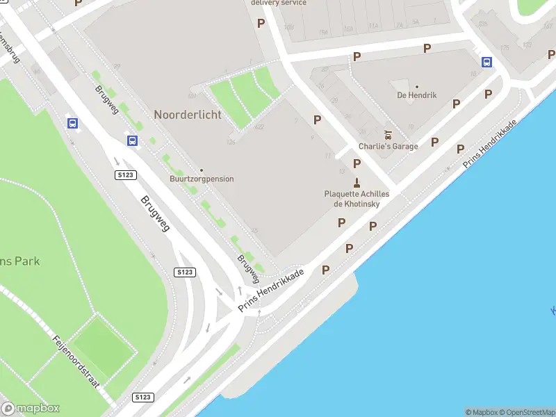 Ambulance met grote spoed naar de Prins Hendrikkade in Rotterdam