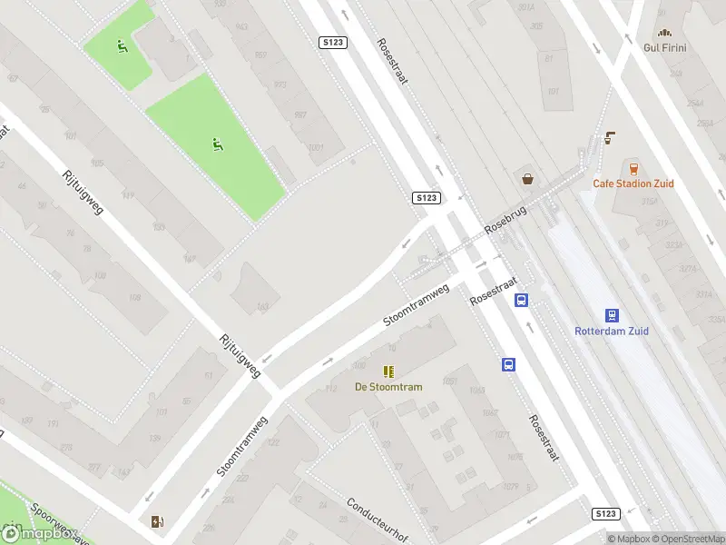 Ambulance met grote spoed naar de Rosestraat in Rotterdam