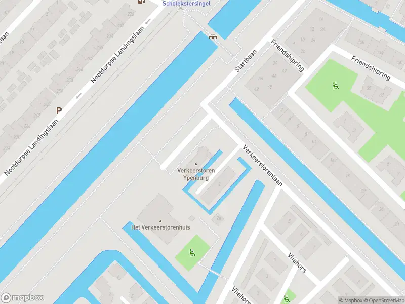 Ambulance met grote spoed naar de Verkeerstorenplein in Nootdorp