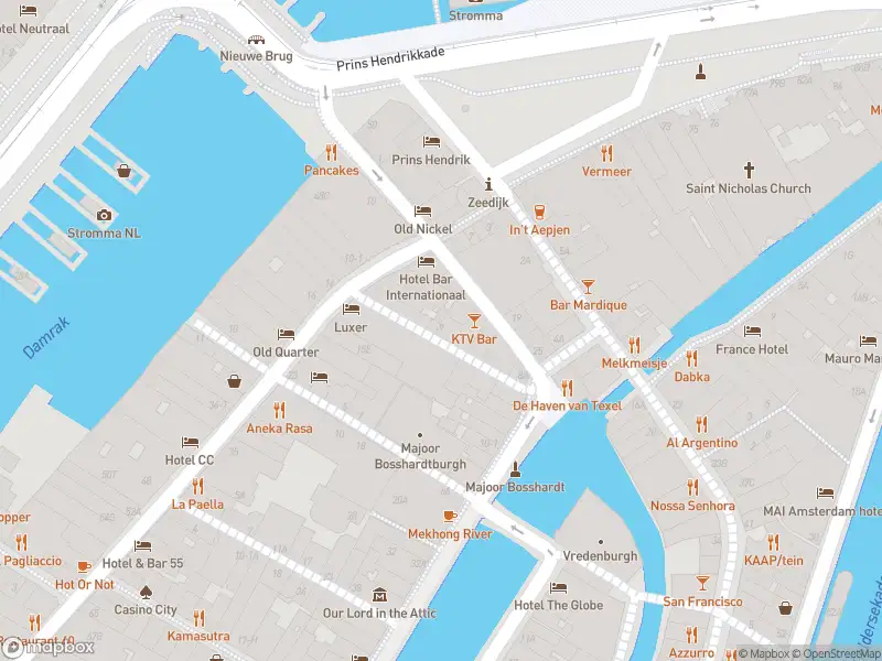 Ambulance met grote spoed naar de Wijngaardsstraatje in Amsterdam