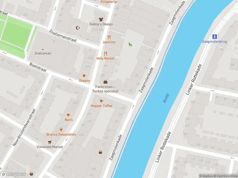 Ambulance met grote spoed naar de Woelwijkstraat in Rotterdam