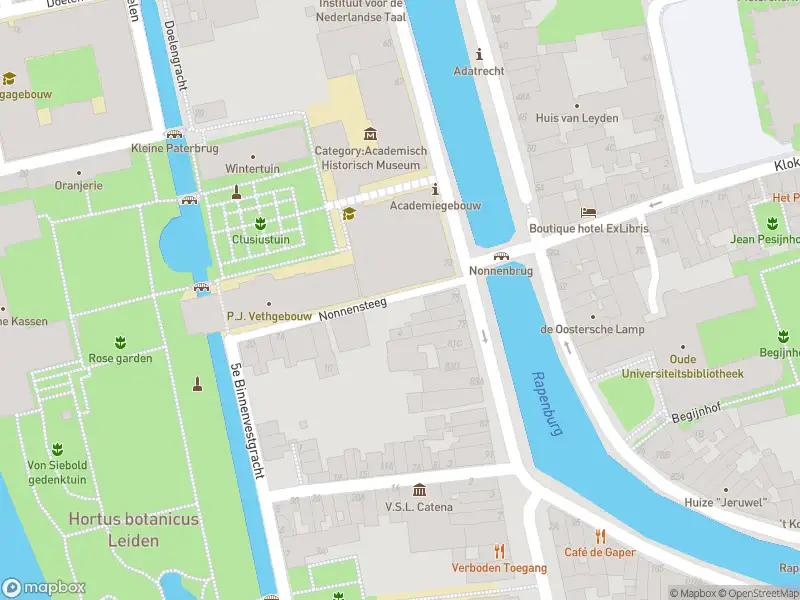 Ambulance met gepaste spoed naar de Nonnensteeg in Leiden