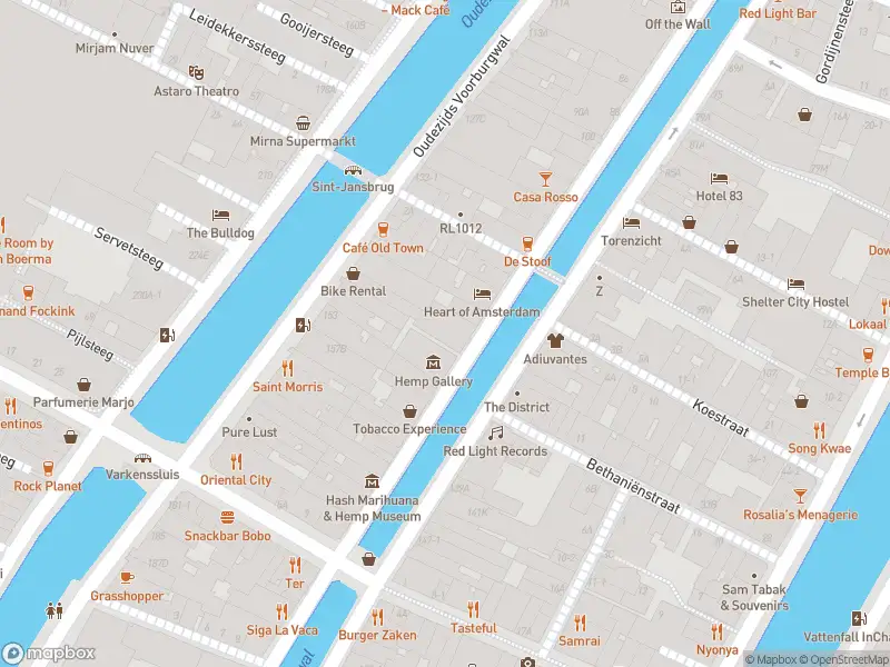 Ambulance met gepaste spoed naar de Oudezijds Achterburgwal in Amsterdam