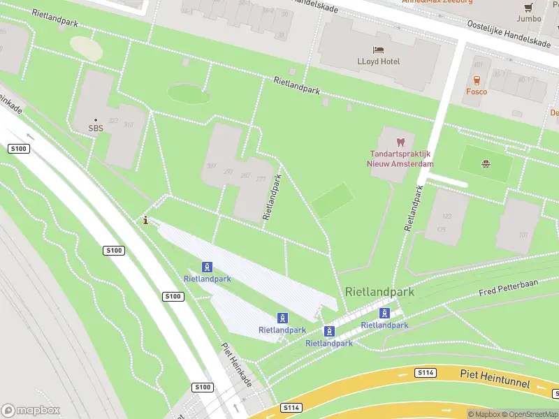 Ambulance met grote spoed naar de Oostelijke Handelskade in Amsterdam