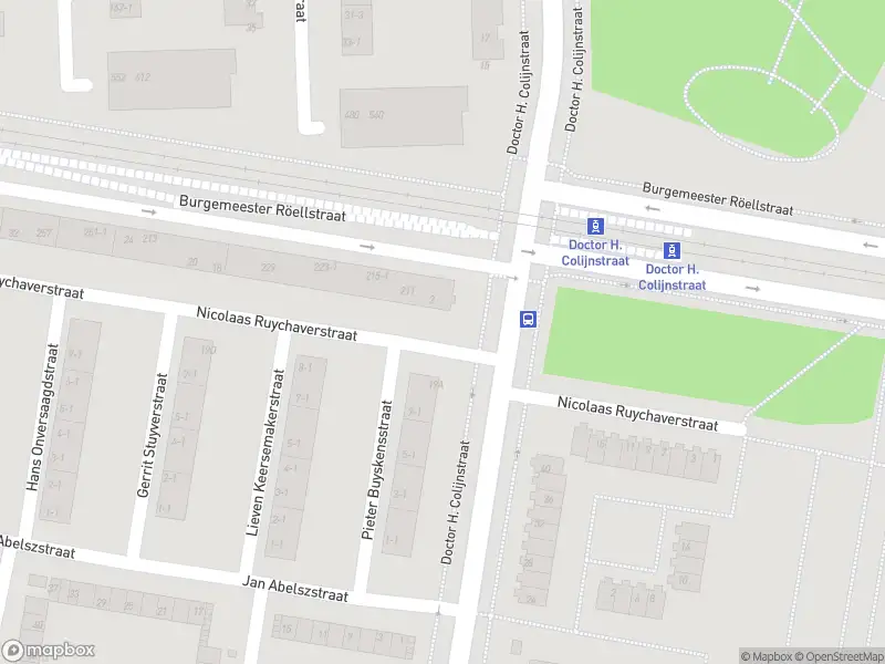Ambulance met grote spoed naar de Nicolaas Ruychaverstraat in Amsterdam