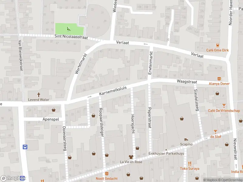 Ambulance met grote spoed naar de Karnemelksluis in Enkhuizen