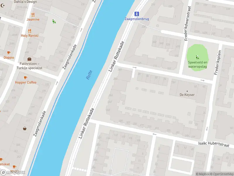 Ambulance met gepaste spoed naar de Linker Rottekade in Rotterdam
