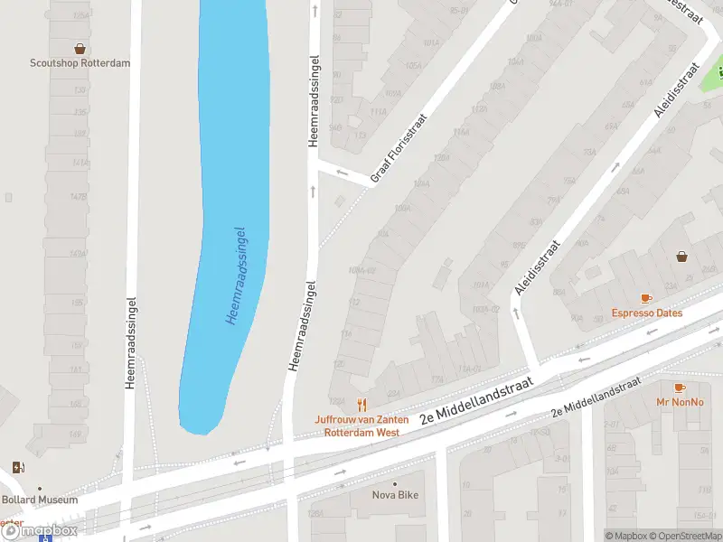 Ambulance met gepaste spoed naar de Heemraadssingel in Rotterdam