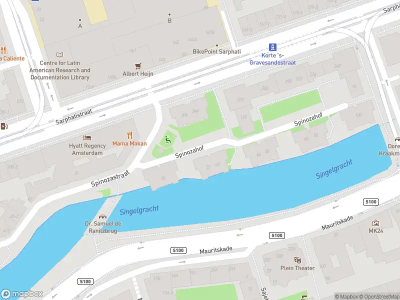 Ambulance met grote spoed naar de Spinozahof in Amsterdam