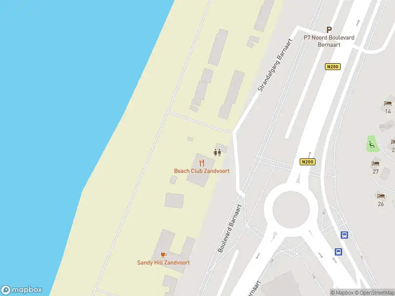 Ambulance met grote spoed naar de Strandafgang Barnaart in Zandvoort