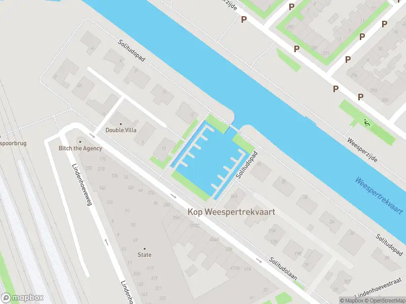 Ambulance met grote spoed naar de Solitudopad in Amsterdam