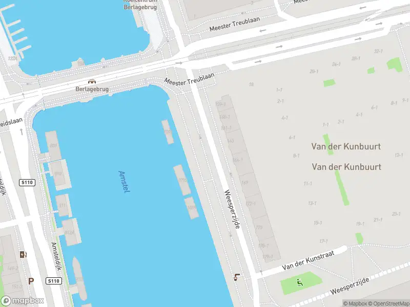 Ambulance met grote spoed naar de Weesperzijde in Amsterdam