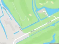 Ambulance met grote spoed naar de Hogendijk in Amsterdam