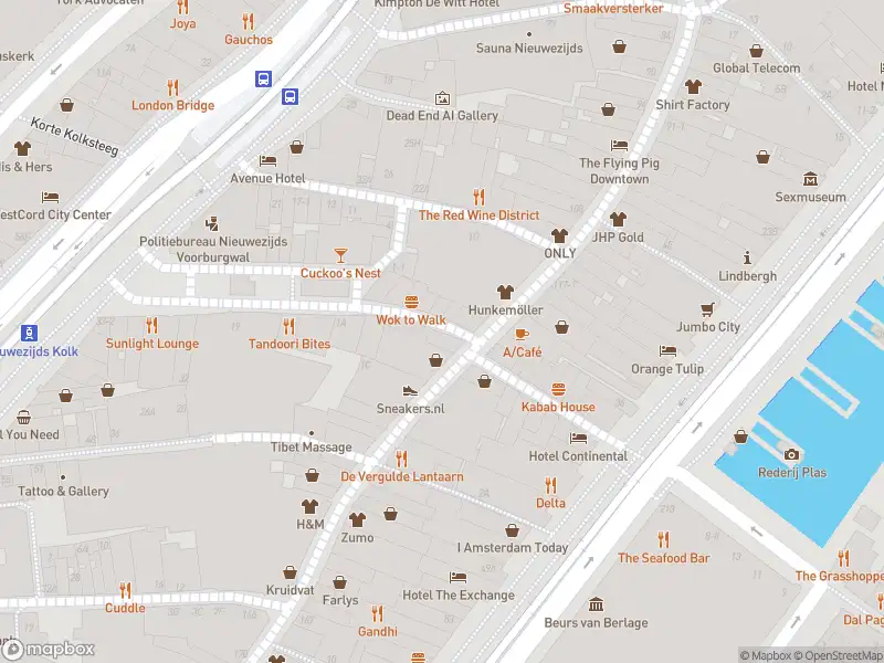 Ambulance met grote spoed naar de Kolksteeg in Amsterdam