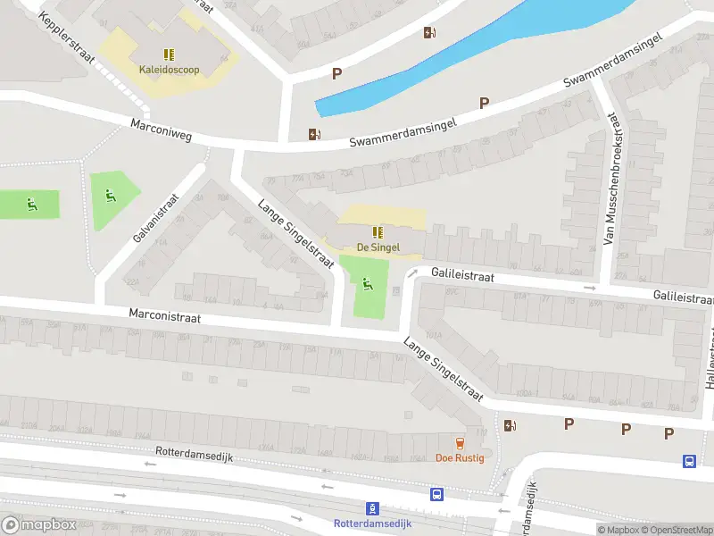 Ambulance met gepaste spoed naar de Lange Singelstraat in Schiedam