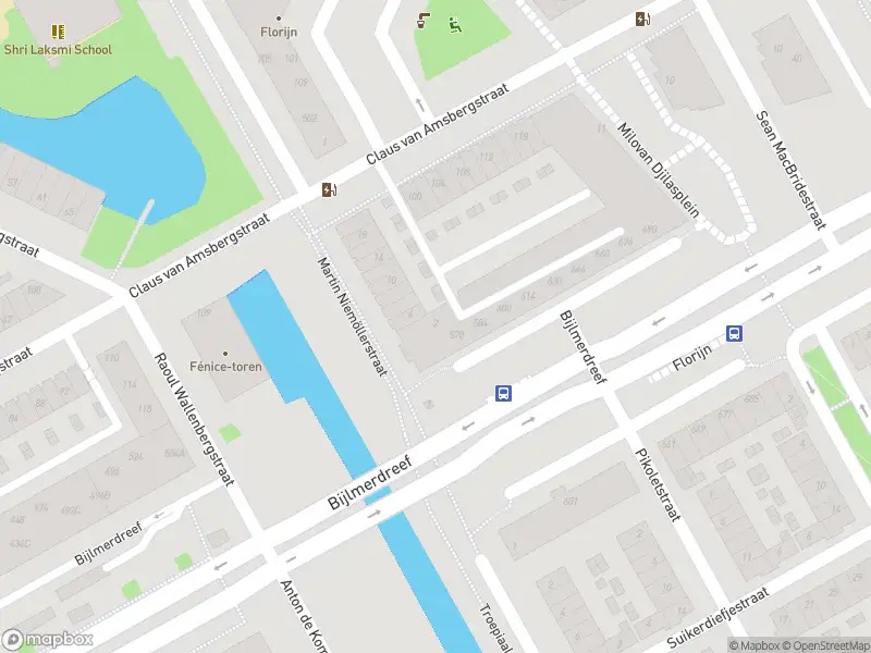 Ambulance met grote spoed naar de Martin Niemöllerstraat in Amsterdam