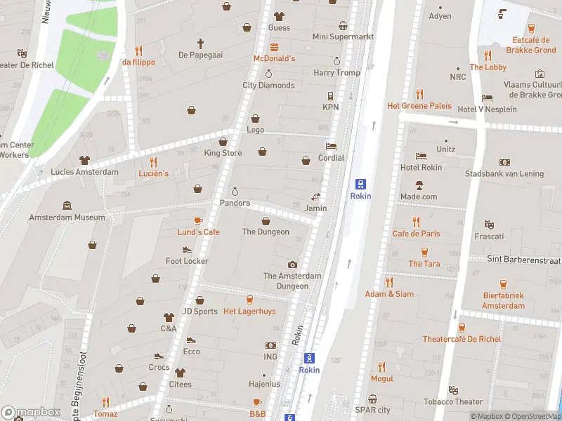 Ambulance met grote spoed naar de Wijde Kapelsteeg in Amsterdam