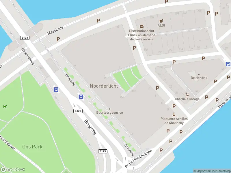 Ambulance met grote spoed naar de Prins Frederikplein in Rotterdam