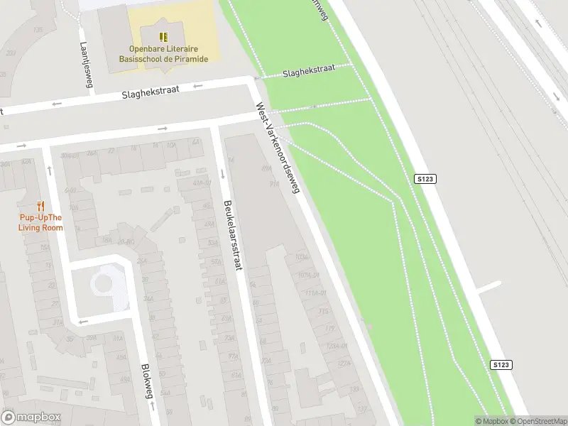 Ambulance met grote spoed naar de West-Varkenoordseweg in Rotterdam
