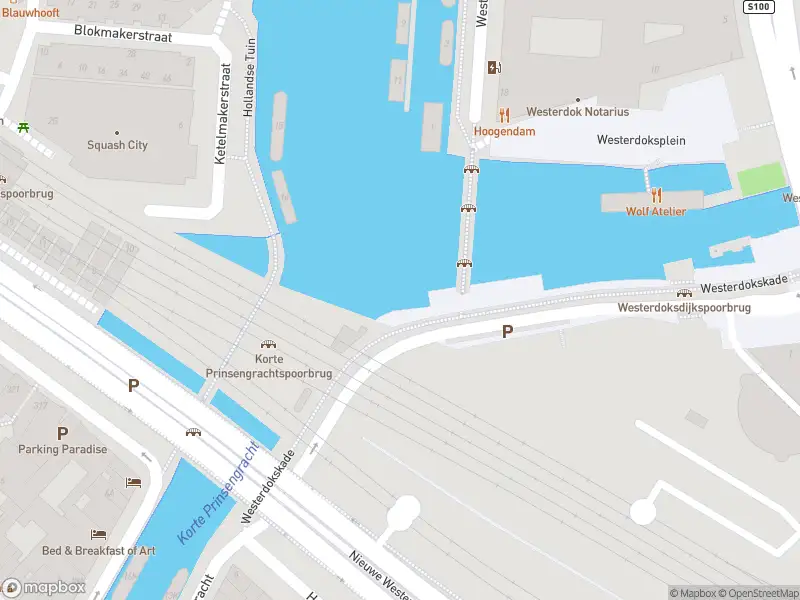 Ambulance met grote spoed naar de Westerdokskade in Amsterdam