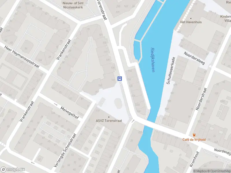 Ambulance met grote spoed naar de Torenstraat in Dordrecht