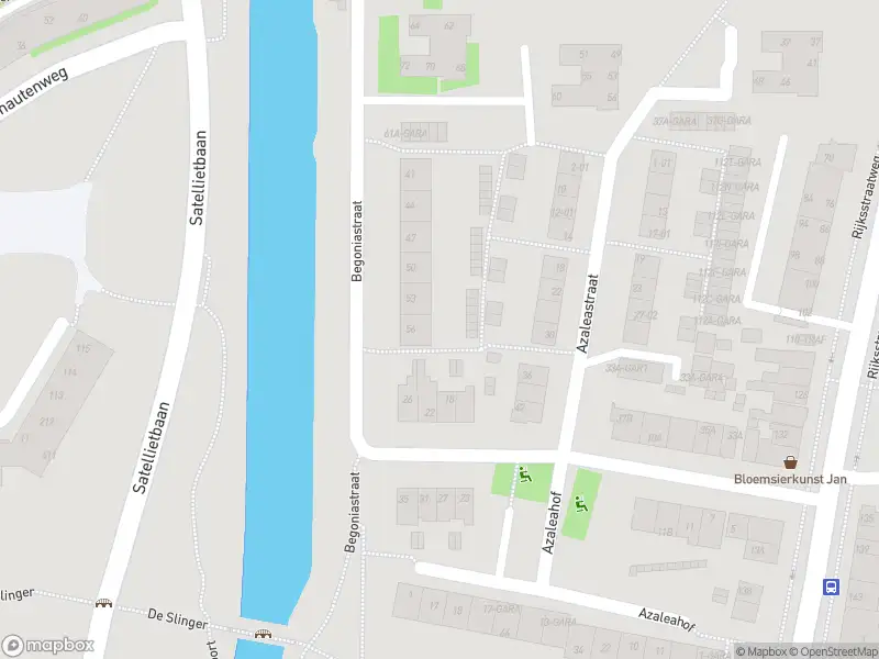 Ambulance met grote spoed naar de Michaëlplein in Duivendrecht
