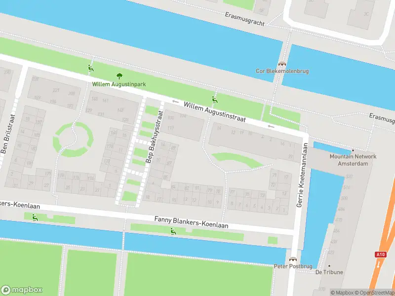 Ambulance met grote spoed naar de Willem Augustinstraat in Amsterdam
