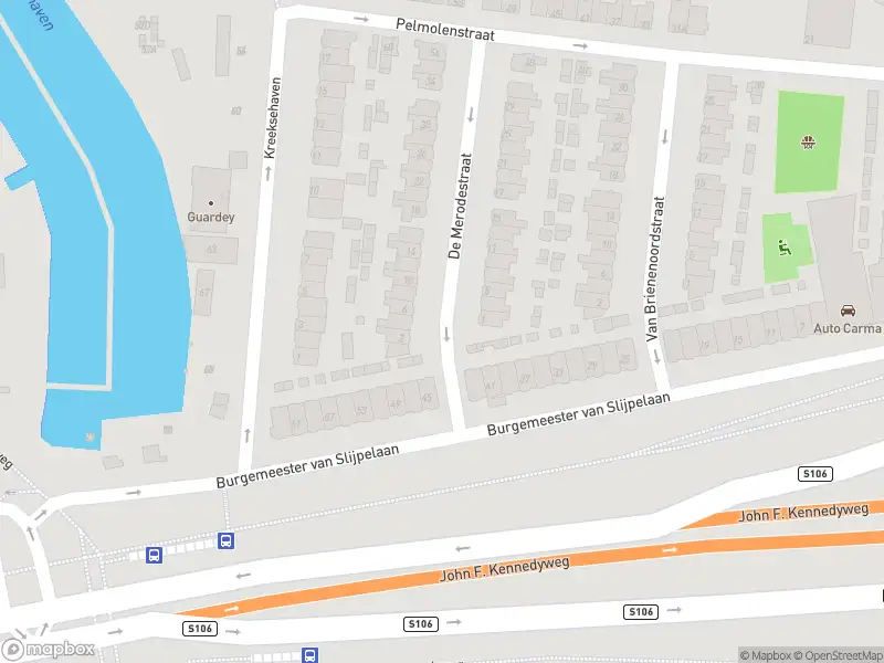 Ambulance met grote spoed naar de De Merodestraat in Rotterdam