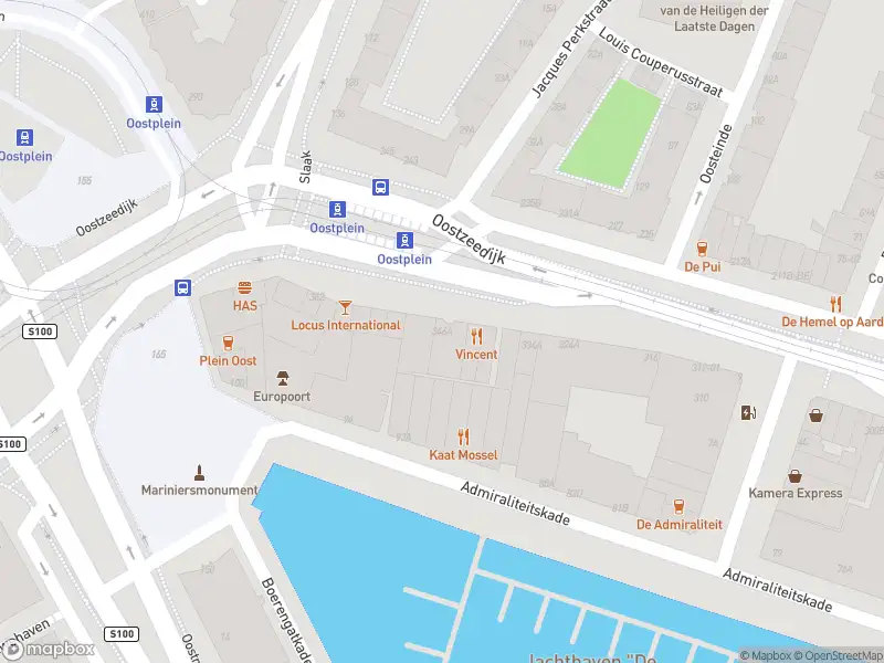 Ambulance met gepaste spoed naar de Oostzeedijk in Rotterdam